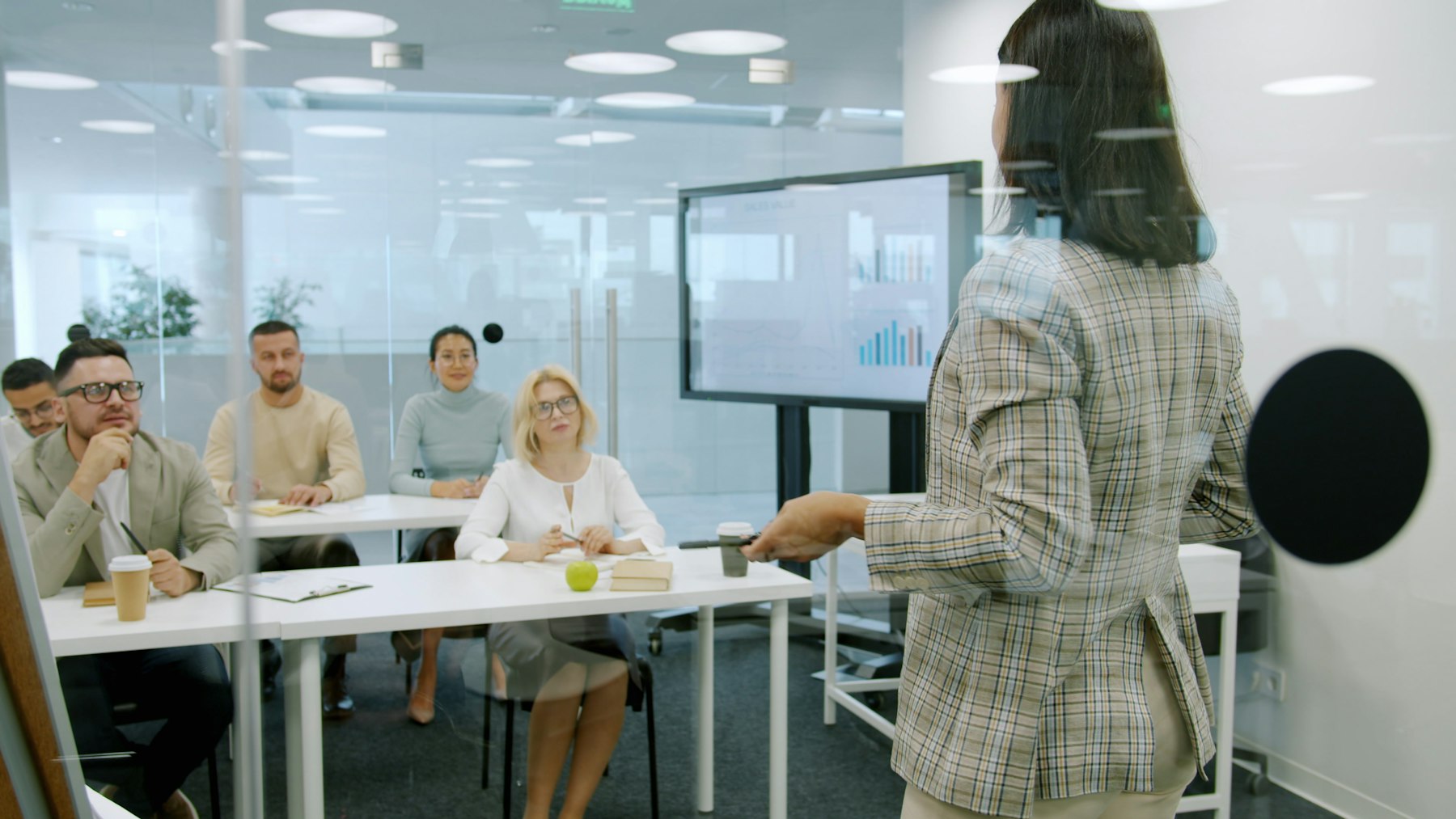 Trainer presenting to a group in a training session